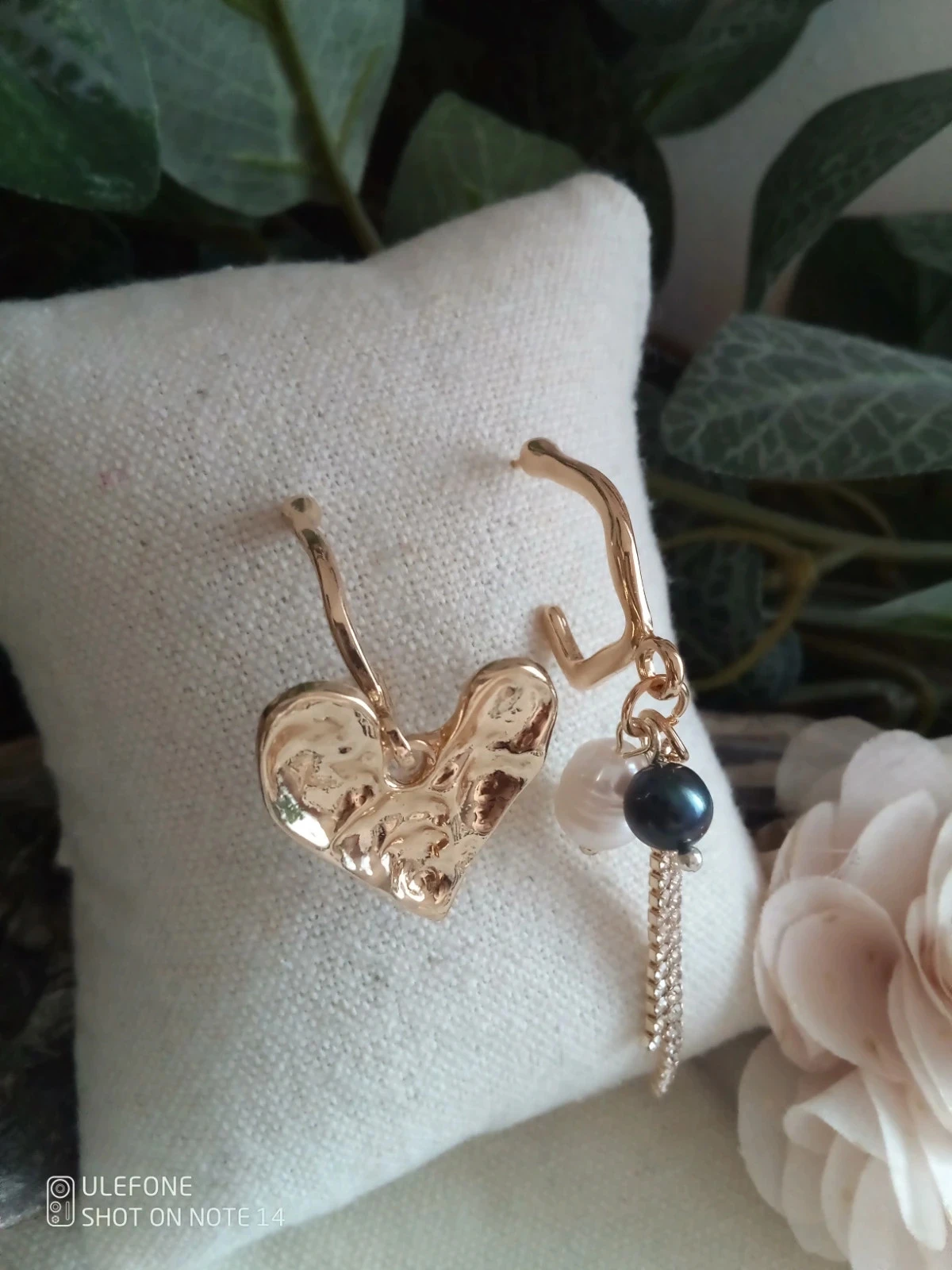 Brincos boêmios assimétricos com pérolas de água doce e coração dourado – photo 3